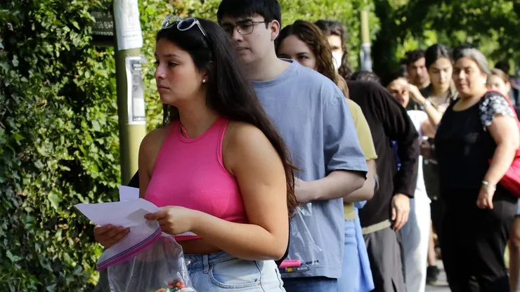 Estudiantes esperando para rendir la PAES