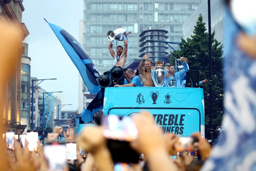 Rúben Dias levantando la Champions League en los festejos del Manchester City. | Foto: Getty Images.