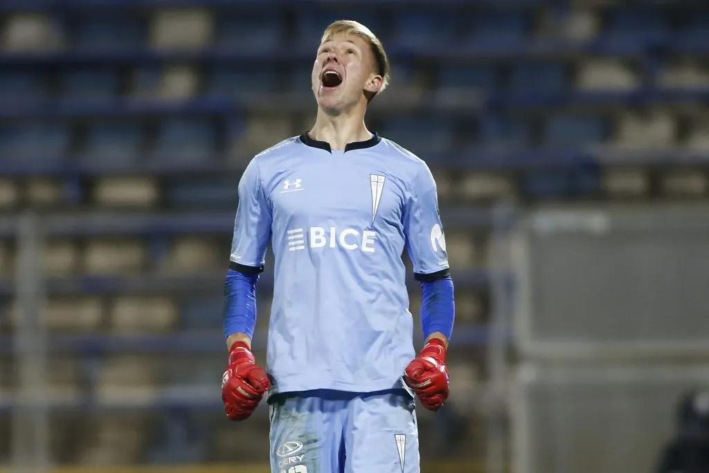 Vicente Bernedo celebra en una tanda de penales en la que fue clave: la UC venció a Deportes Iquique en la Copa Chile con el portero como protagonista.  (Marcelo Hernandez/Photosport).