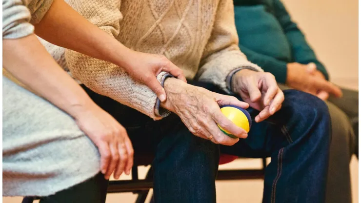 Entregan recomendaciones para estar atento al maltrato a nuestros adultos mayores