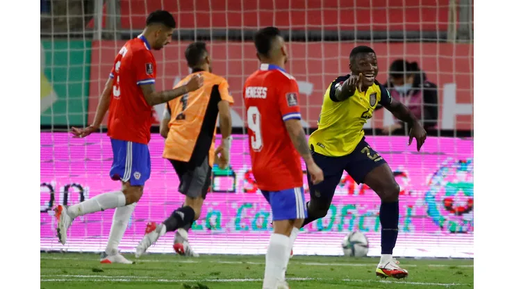 Moisés Caicedo le anotó un gol a Chile en San Carlos de Apoquindo. Chelsea planea pagar casi 100 millones por él.