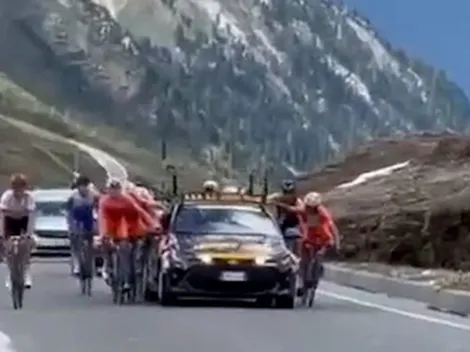 Escandalosa trampa: ciclistas se agarran de un auto para avanzar