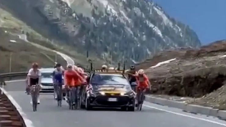 Los ciclistas protagonizaron esta descarada acción en plena carrera