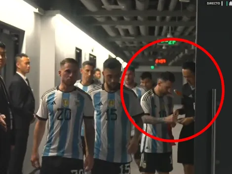 Locura: Árbitro de Argentina vs Australia le pide un autógrafo a Messi