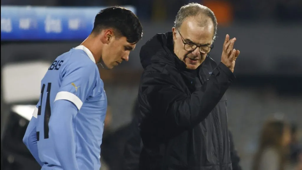 Marcelo Bielsa debutó en la banca de Uruguay con una goleada ante Nicaragua y ahora va por Cuba. | Foto: Getty