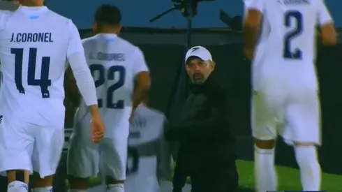 Marco Antonio Figueroa se llevó a sus jugadores a camarines ante la demora de Uruguay.