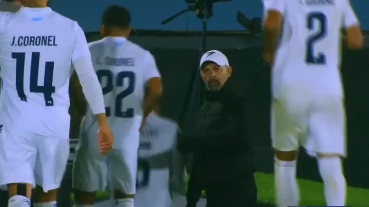 Marco Antonio Figueroa se llevó a sus jugadores a camarines ante la demora de Uruguay.