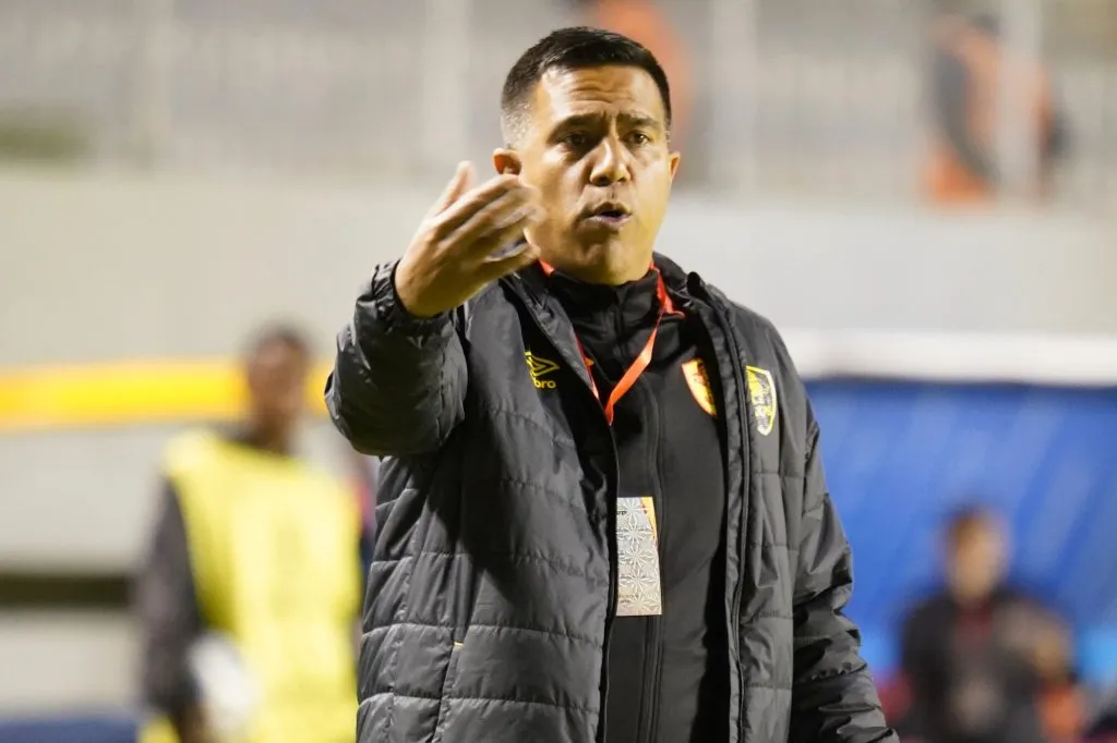 César Farías agredió a jugadores rivales y estará más de un año sin dirigir. Foto: Photosport.
