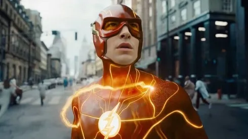 Ezra Miller es nuevamente el velocista, en una película que mezcla multiversos, cameos y mucho CGI.