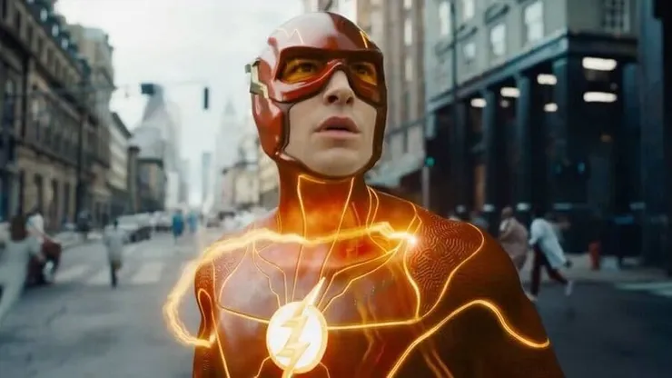 Ezra Miller es nuevamente el velocista, en una película que mezcla multiversos, cameos y mucho CGI.