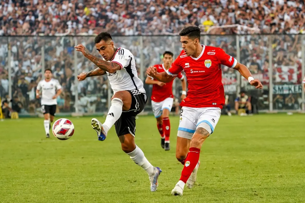 Darío Lezcano en acción frente a Magallanes: le anotó un gol a los Carabeleros en el triunfo por 2-0 de Colo Colo. (Guille Salazar/RedGol).