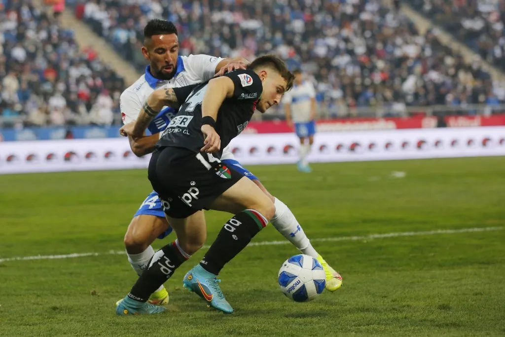 Bruno Barticciotto aguanta la pelota ante la marca de Mauricio Isla. ¿Fichará por Colo Colo el hijo de Marcelo Pablo? (Marcelo Hernández/Photosport).
