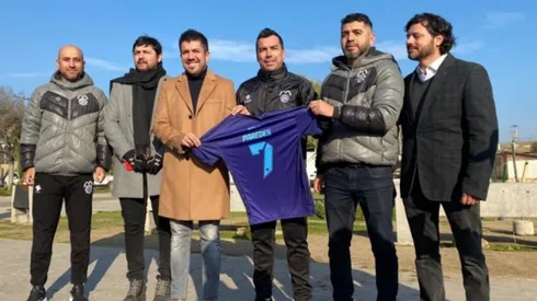 Esteban Paredes descolgó los zapatos y fue presentado como tremendo refuerzo del SAU.