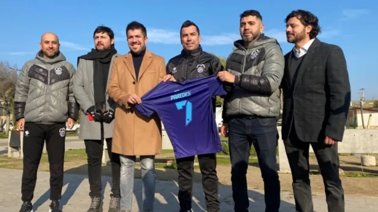 Esteban Paredes descolgó los zapatos y fue presentado como tremendo refuerzo del SAU.