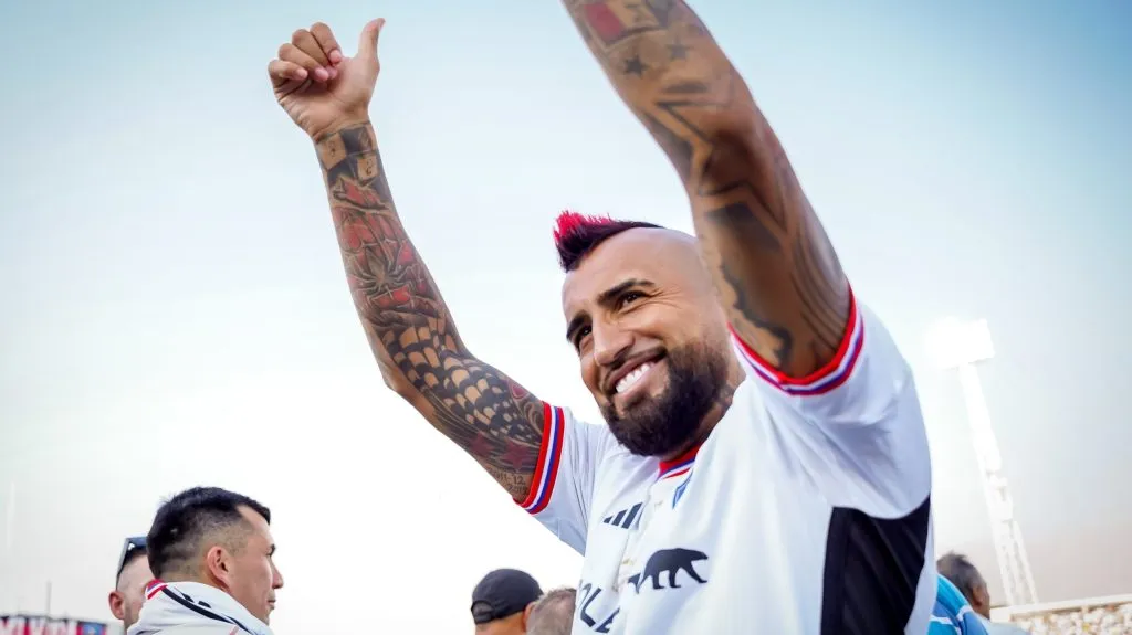 Arturo Vidal con la camiseta de Colo Colo
