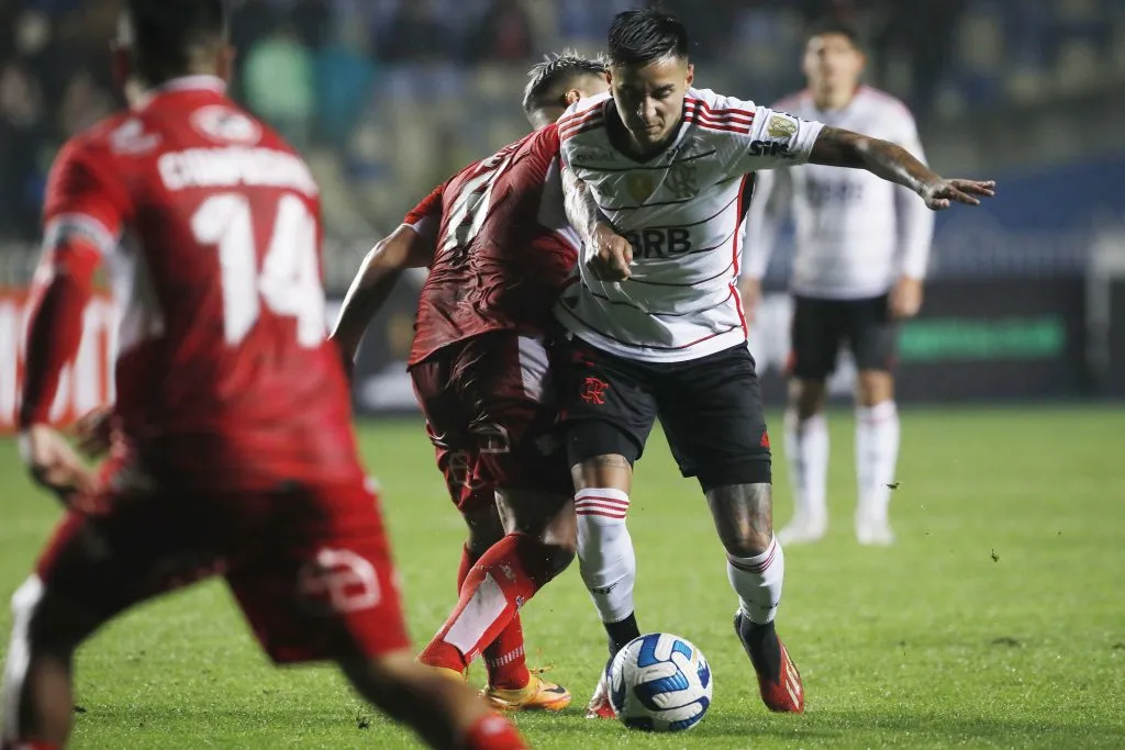 Erick Pulgar se ha erigido como un pilar del Flamengo. En la imagen, en acción ante Ñublense. (Marco Vásquez/Photosport).