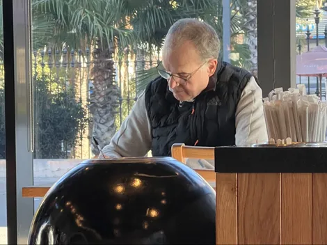 Captan a Bielsa preparando su debut en un café de Uruguay