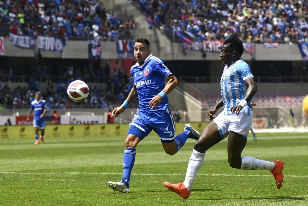 Matías Zaldivia en acción por la U ante Magallanes. El “22” no estará en el amistoso ante los Carabeleros, pues está con la selección chilena. (Alejandro Pizarro/Photosport).