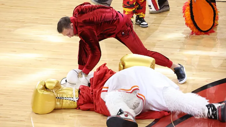 McGregor noqueando al corpóreo de la NBA