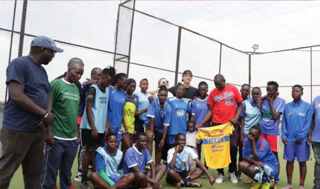 Compartiendo con escuelas de fútbol en un colegio. Foto: Instagram.