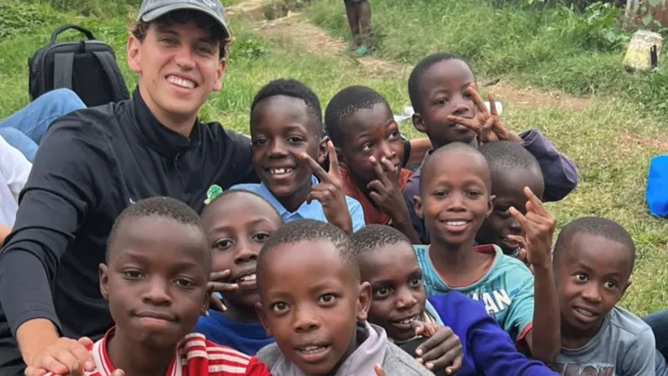 El jugador formado en Universidad de Chile con los niños.