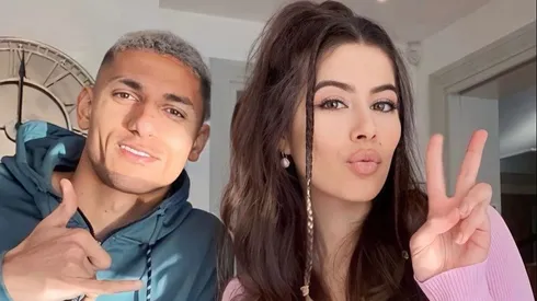 La profesora enseñando inglés al brasileño Richarlison.