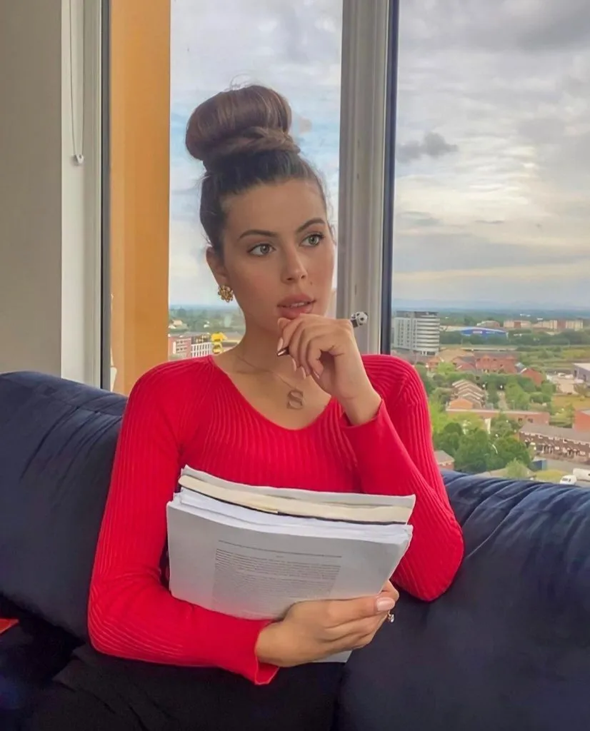 La profe que ayuda a los futbolistas. Foto: @Saralduque