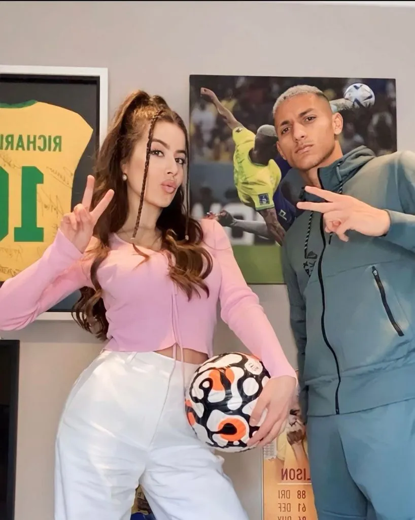 Junto al jugador brasileño en clases de inglés. Foto: @Saralduque