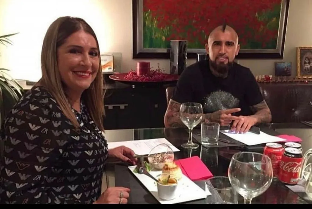 La mamá de Vidal quiere verlo de vuelta en Colo Colo (Instagram)