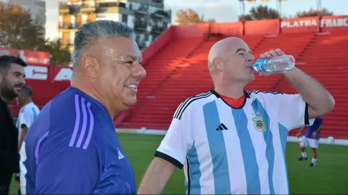 Gianni Infantino se puso la camiseta de Argentina