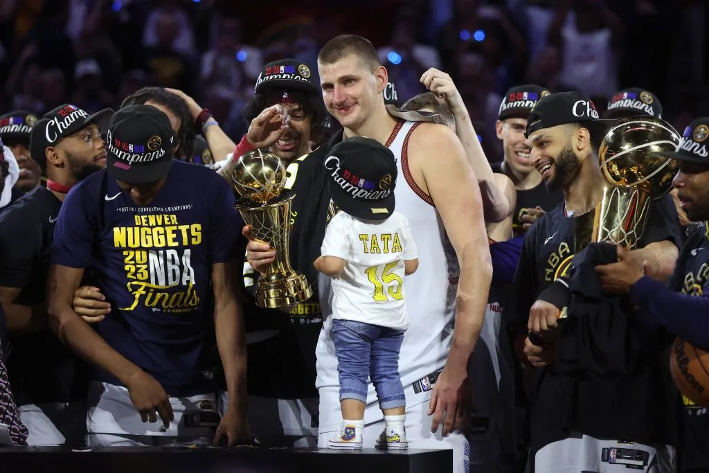 Jokic celebra su premio como MVP (Getty)