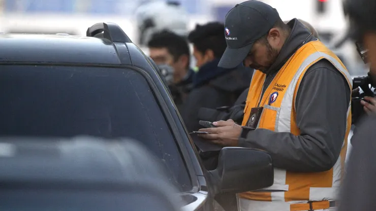 Revisa los vehiculos que tendrán restricción este martes 13 de junio.