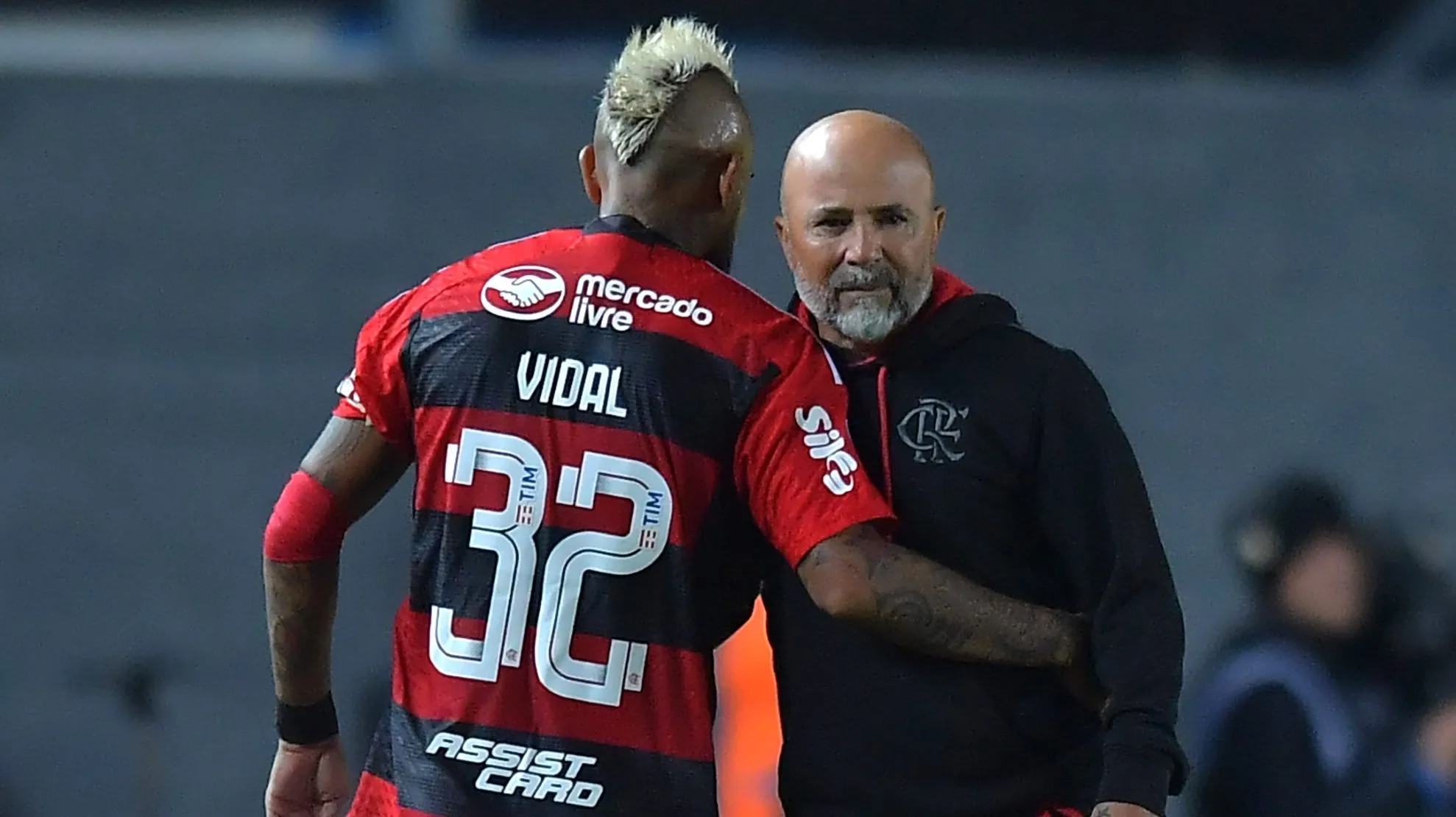 Arturo Vidal no está contento con la decisión de Jorge Sampaoli de no darle tantos minutos en Flamengo y dejará el club en diciembre, aunque un periodista brasileño le pide irse ahora. Foto: Getty Images