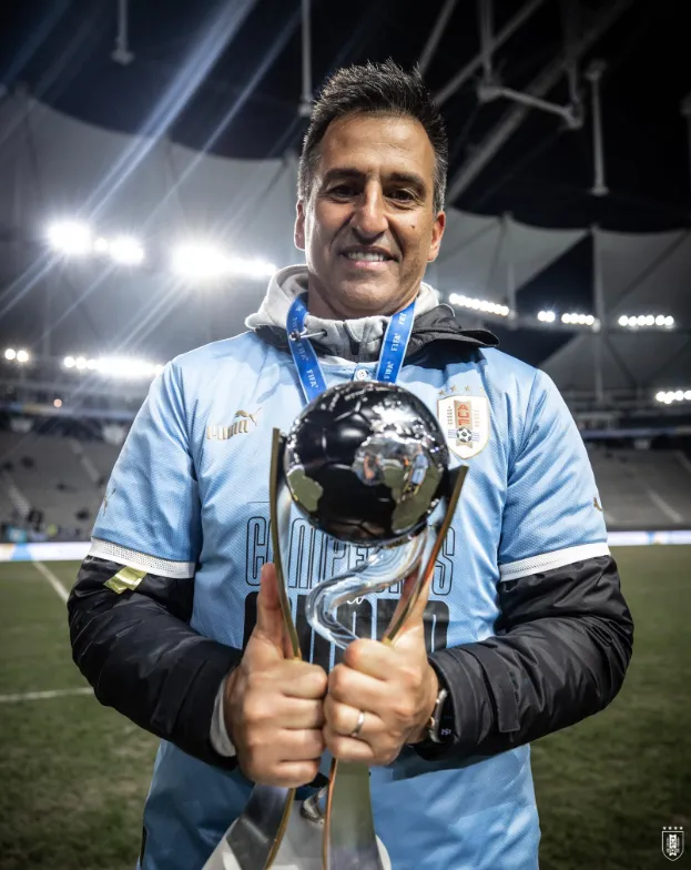 Marcelo Broli posa con el título del Mundial Sub 20 que ganó Uruguay. La Celeste venció 1-0 a Italia. (Foto: Selección de Uruguay).