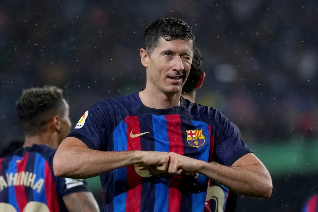 Robert Lewandowski festeja uno de los 33 goles que anotó durante su primera temporada en el Barcelona de España. (Photo by Alex Caparros/Getty Images)