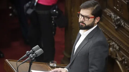 El Presidente Boric sufre dura caída en encuesta Cadem.