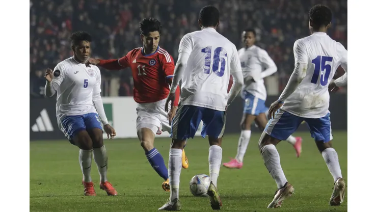Víctor Dávila jugó los 90' en el 3-0 que Chile le propinó a Cuba en el Ester Roa Rebolledo de Concepción.
