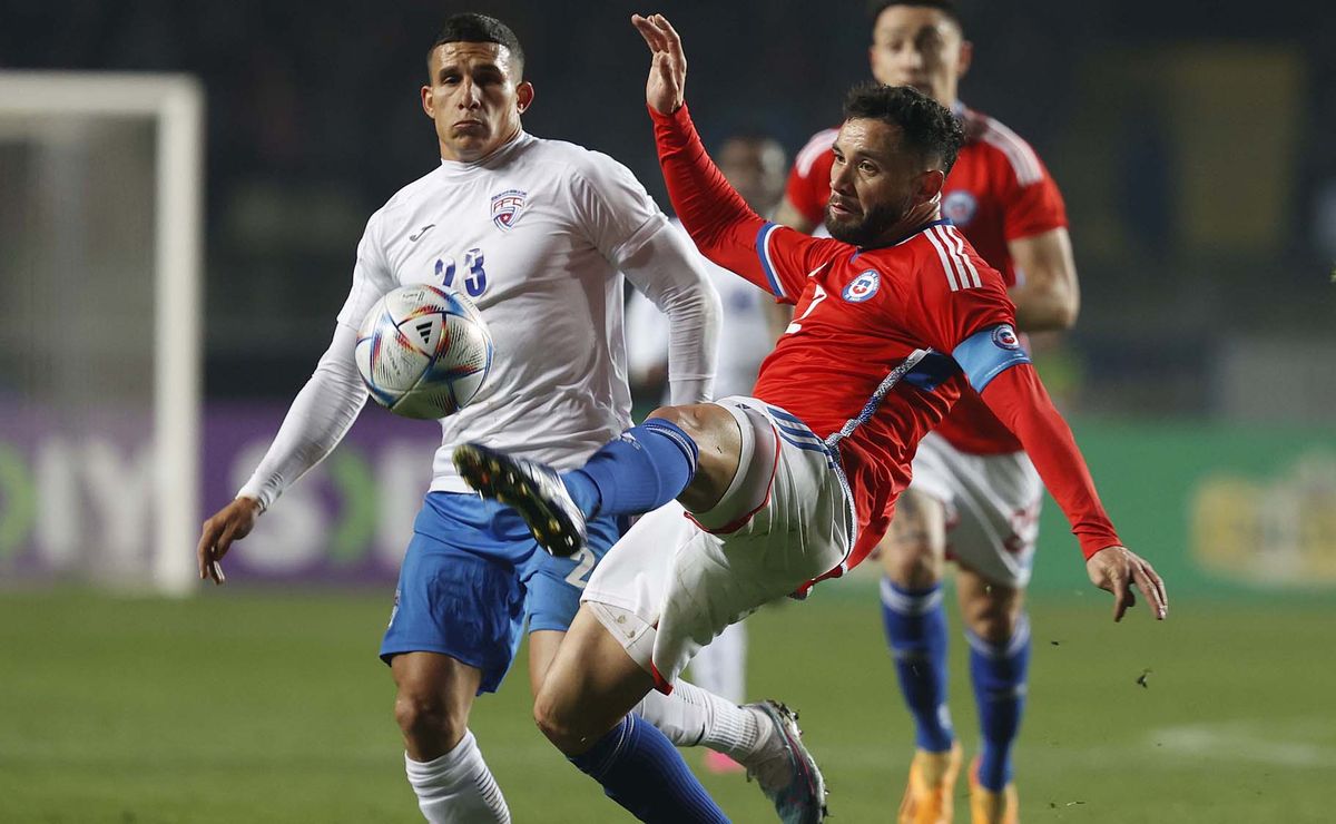 Eugenio Mena, capitán, y el triunfo de la Roja contra Chile