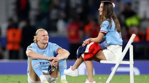 Erling Haaland junto a su pareja, la también futbolista Isabel Johansen. Brillaron en la celebración del título del Manchester City en la Champions League.