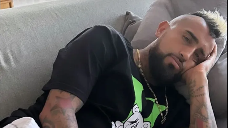 Arturo Vidal aburrido con la final
