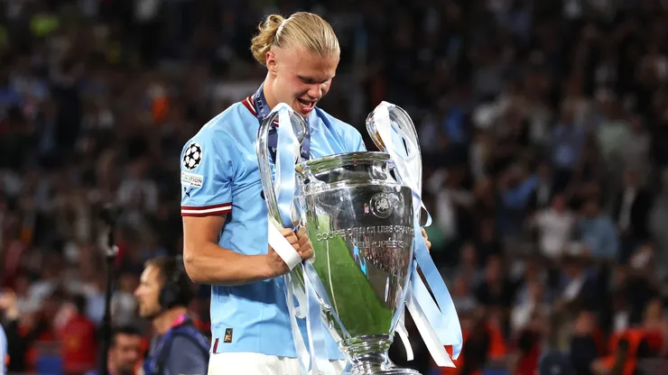 Erling Haaland con el trofeo que soñó toda su vida.