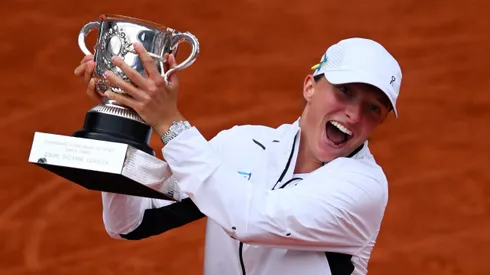 Iga Swiatek se quedó con el trofeo de Roland Garros.
