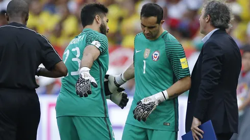 Amigos y rivales: Herrera tuvo pantalla para repasar a Claudio Bravo