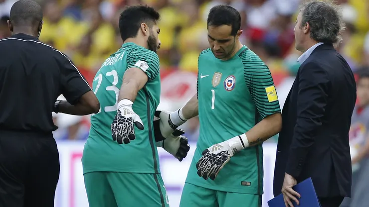 Amigos y rivales: Herrera tuvo pantalla para repasar a Claudio Bravo