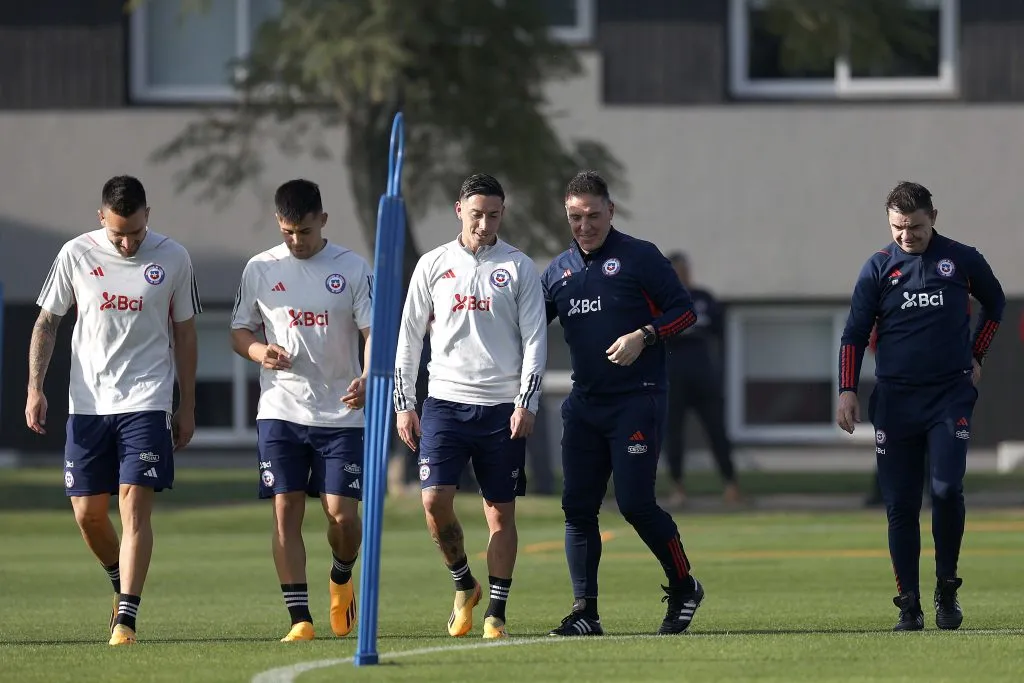 Zaldvia y Echeverría pelean por un cupo en la última línea. Foto: ANFP.