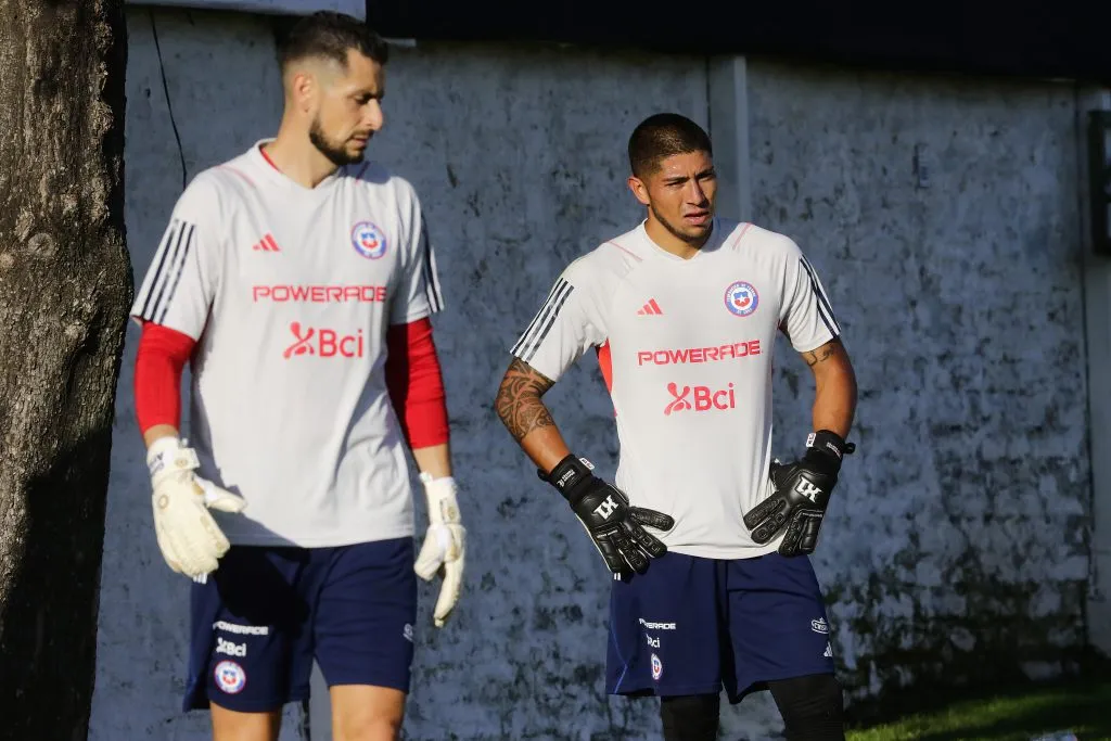 Brayan Cortés y Gabriel Arias corren con ventaja para los amistosos de la Roja, mientras Eduardo Berizzo enciende la lucha por el arco. Foto: Photosport.