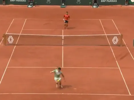 Alcaraz gana un increíble punto de espalda a la cancha