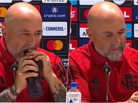 Batalló, pero no pudo: Sampaoli sufre con una botella en conferencia