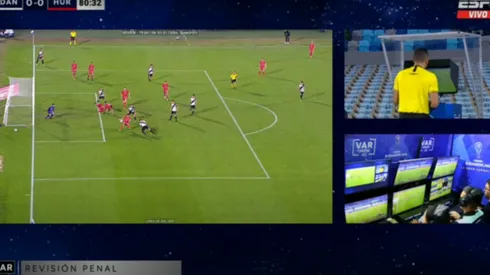 Guillermo Soto tocó la pelota con la mano dentro del área y Huracán cayó 1-0.