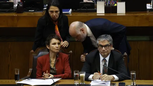 La subsecretaria de la Segpres, Macarena Lobos, el ministro de la Segpres, Álvaro Elizalde, la ministra del Interior, Carolina Tohá y el ministro de Hacienda, Mario Marcel, participan de la sesión de la Cámara de Diputados en donde se rechazó el proyecto del sexto retiro.